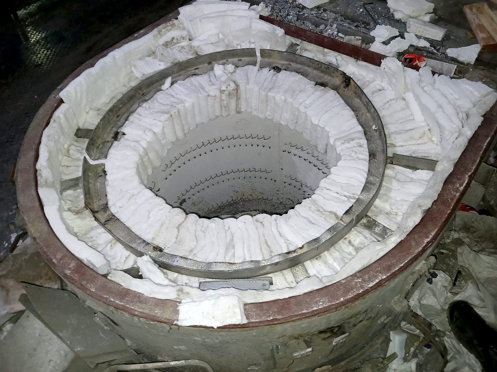 Back-up insulation rings around the top of the new heating system