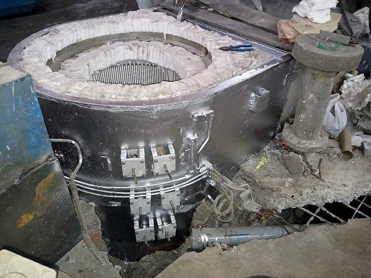 Element terminal boxes on the outside of the furnace shell