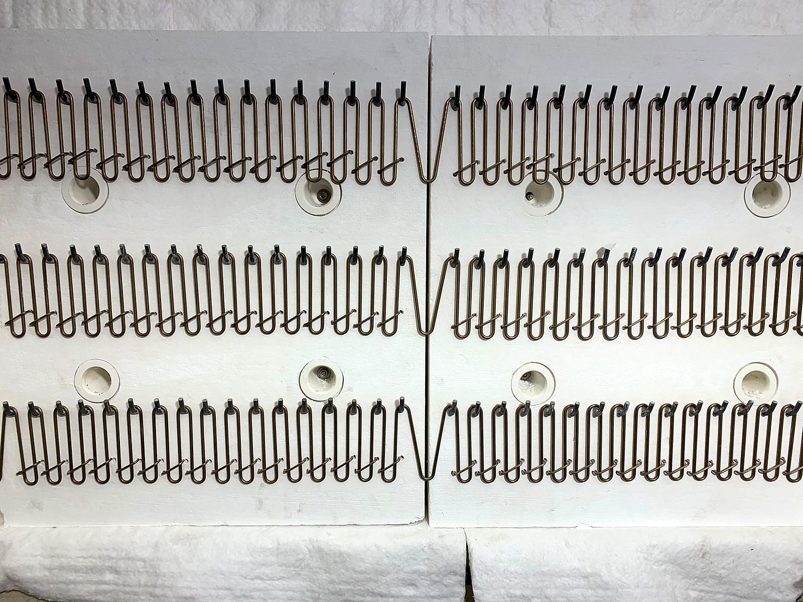 Fibrothal panels with embedded wire elements forming the bell furnace's hot face