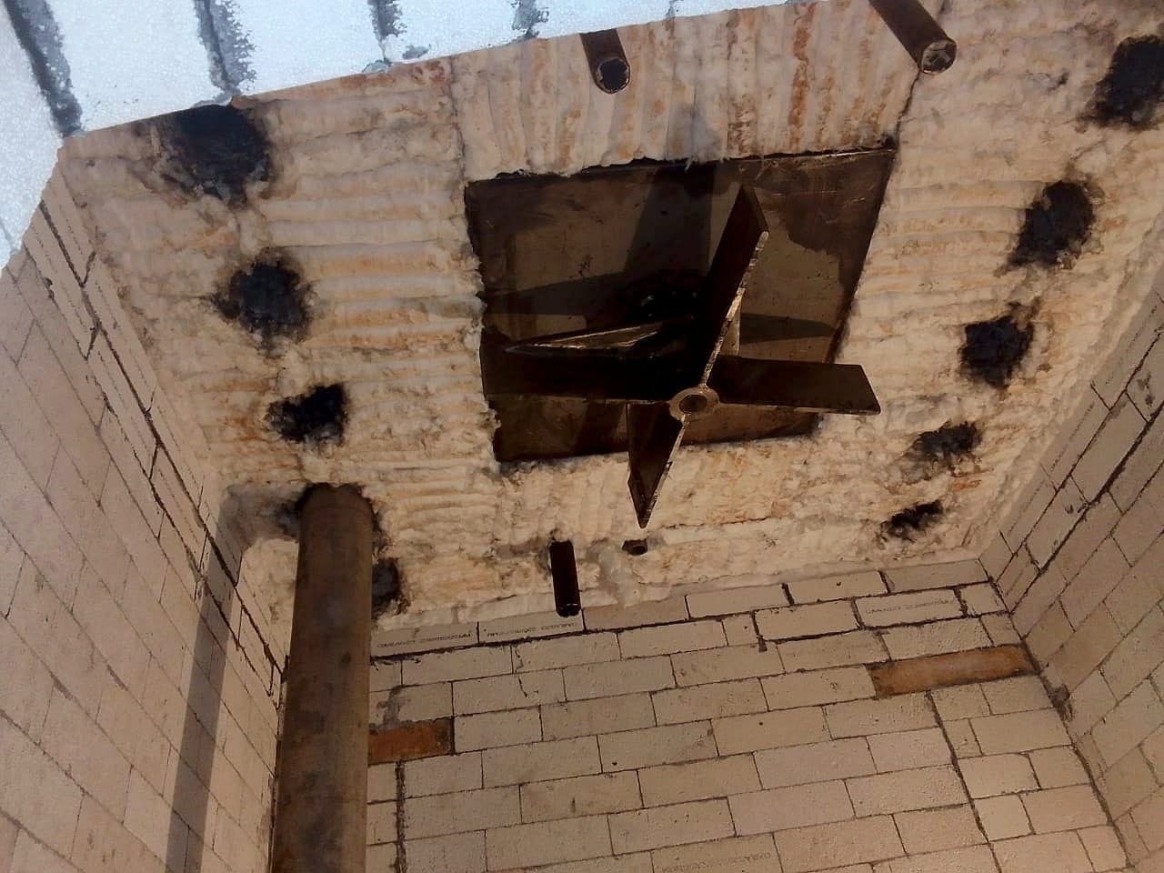 Radiant tubes and roof openings inside the chamber