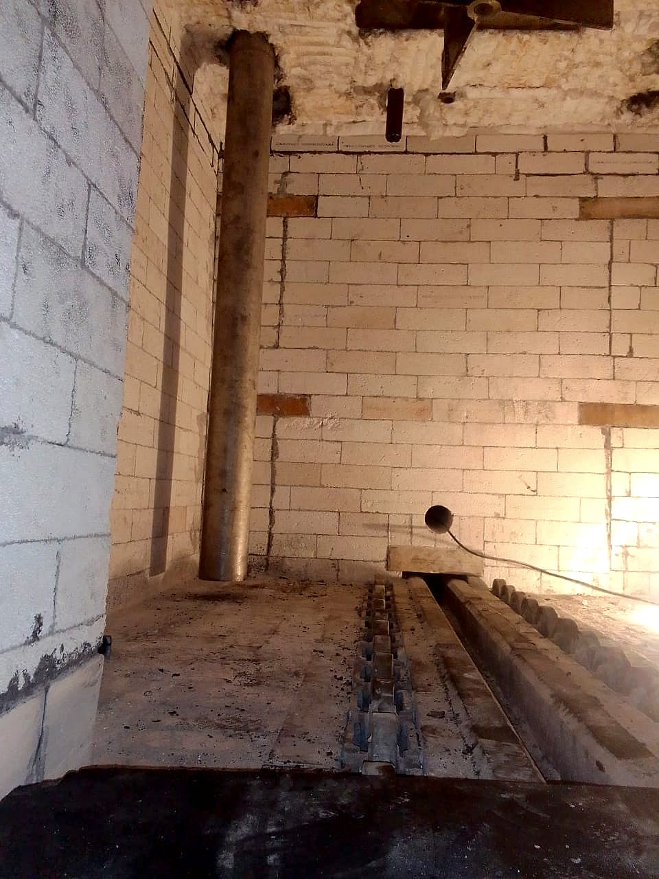 A radiant tube standing in the lined chamber