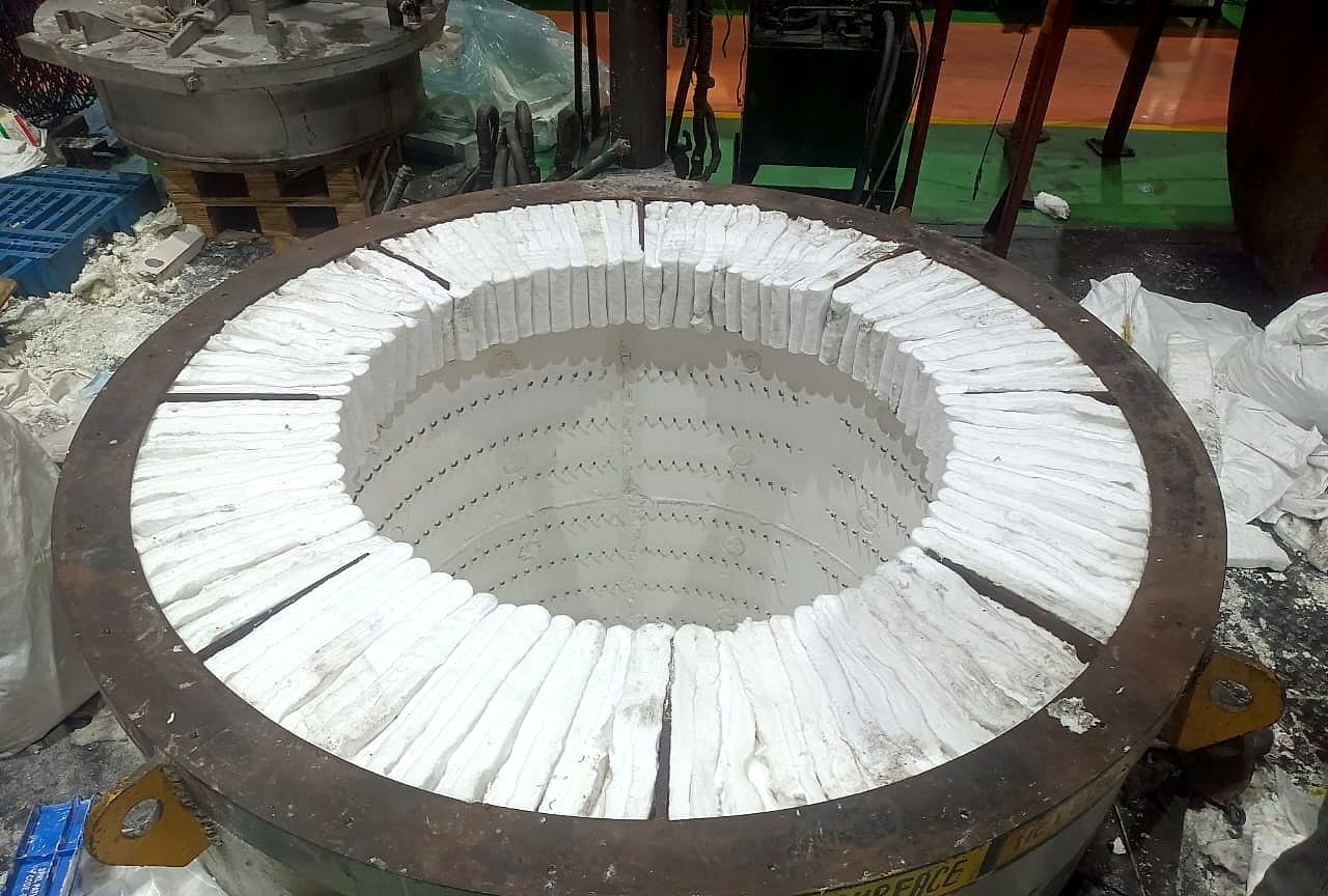 Fibrothal modules in place around the top of the pit